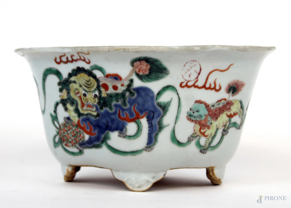 Vaso di linea quadrilobata, Cina, XIX secolo, in ceramica smaltata e dipinta a motivo di fiori ed animali fantastici, cm h 11x22, (lievi difetti).