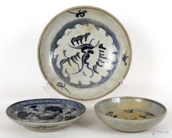 Lotto di tre piattini in porcellana bianco e blu, diametro max cm 18, arte orientale, XX secolo, (difetti di cottura)