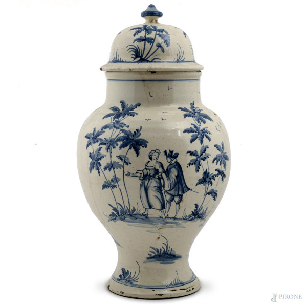 Potiche in maiolica smaltata e dipinta con scena galante nei toni del blu,  XX secolo, alteza cm 41 (cadute di smalto stannifero, difetti di cottura, scalfiture)