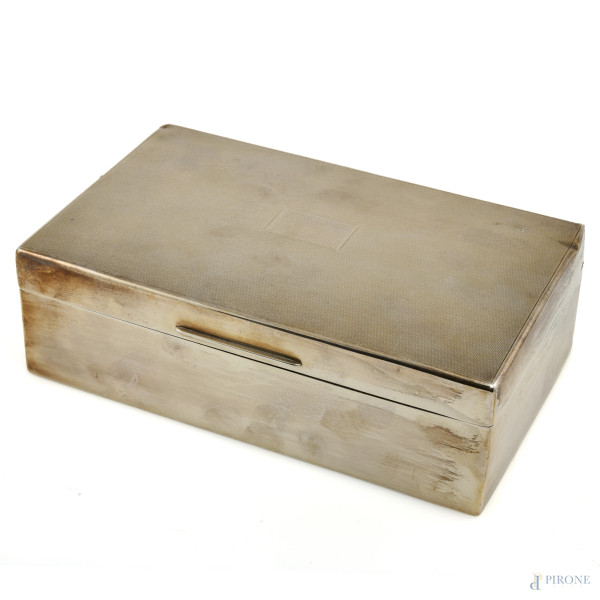 Scatola in legno rivestita in lamina di argento inglese, XX secolo, cm 7x23x14, (segni di usura)