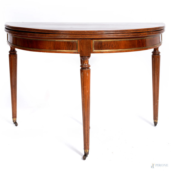 Consolle a mezzaluna con piano apribile e gambe scanalate munite di rotelle, XIX secolo, cm 78,5x114x56 (chiuso), cm 76,5x114x111,5 (aperto), (segni di usura, scalfiture, graffi, difetti)