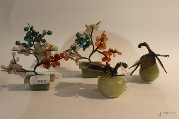 Lotto di due alberi della vita e due frutti in pietre dure, arte orientale, h. 12 cm.