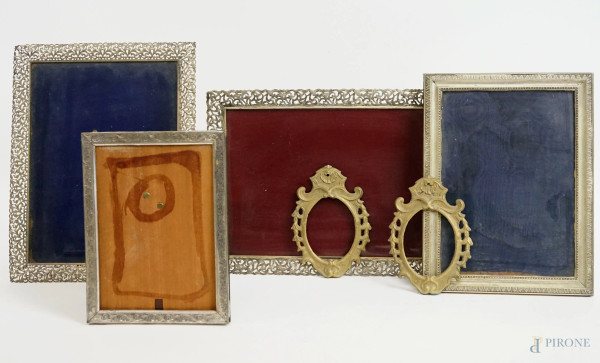 Lotto di cornici portafotografie in argento, metallo argentato e dorato, prima metà del XX secolo, misure max 28,5x22,5, (difetti)