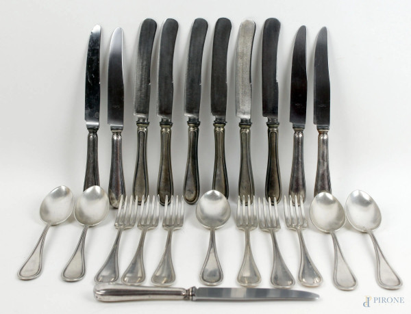 Lotto di posate in argento, composto da 6 forchette, 5 cucchiai, 11 coltelli, peso netto gr. 530