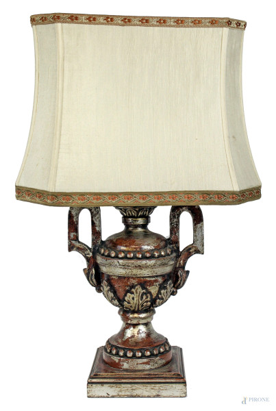 Lampada con base a foggia di vaso biansato in legno intagliato e laccato, cm h 64, XX secolo, (difetti, meccanismo da revisionare).