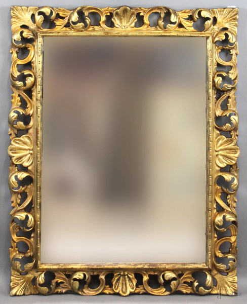 Specchiera in legno traforato e scolpito a foglie e volute, ingombro cm. 103x80, specchio cm.83x70