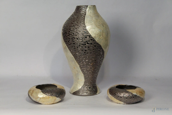 Lotto composto da un vaso, H 43 cm, e due posacenere in design.