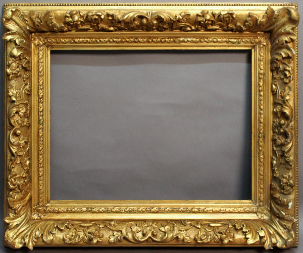 Cornice in legno dorato e intagliato, XIX sec., cm 62 x 46.