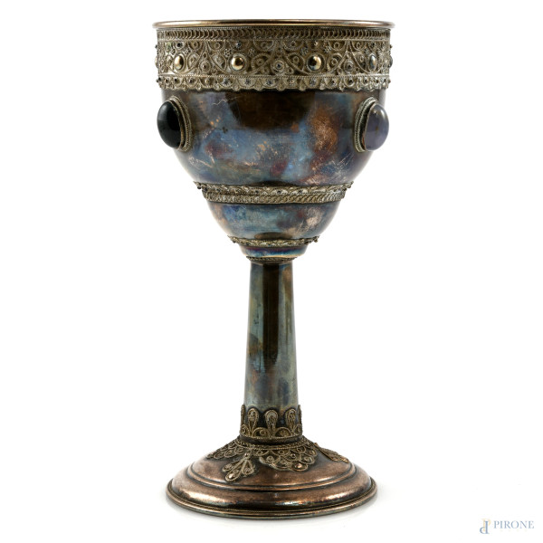 Calice in argento e pietre dure, altezza cm 18, peso lordo complessivo gr 172