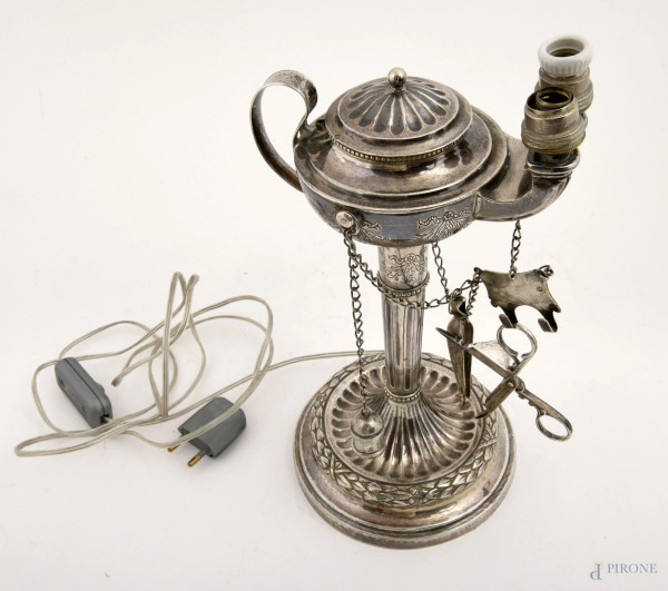 Centilena montana ad abat-jour a due luci in argento cesellato, altezza cm 28,5, peso lordo gr 65...