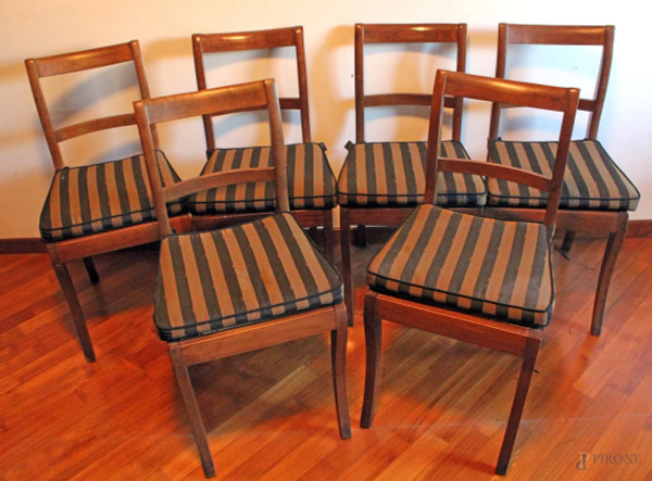 Lotto composto da sei sedie in noce con sedile in paglia complete di cuscini in stoffa Fendi.
