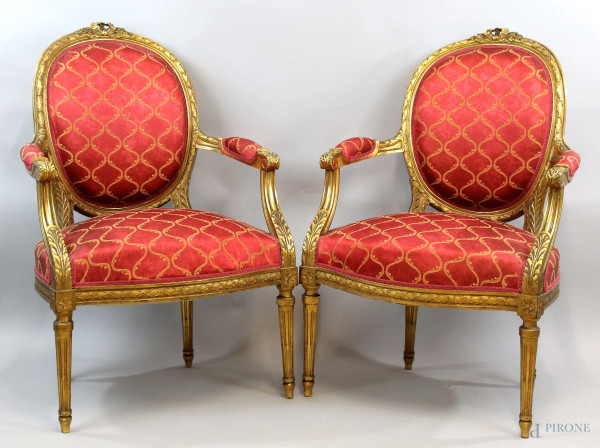 Coppia di poltrone stile Luigi XVI, in legno dorato ed intagliato, schienali e sedute rivestiti in raso rosso, quattro gambe troncopiramidali scanalate, cm h 95,  (segni del tempo).