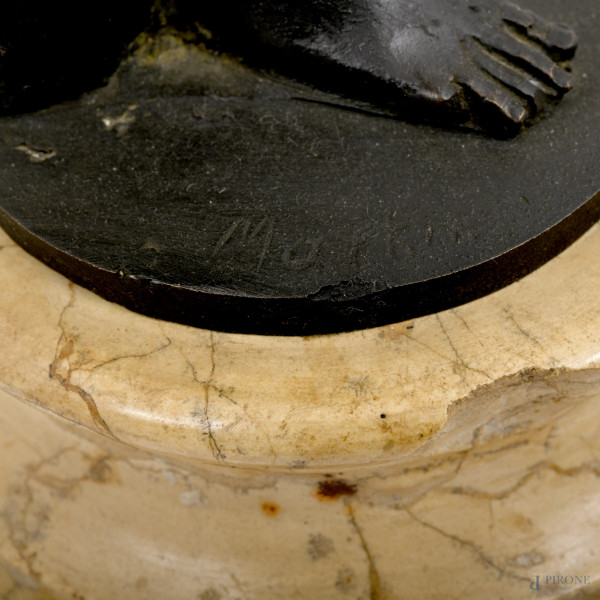 Scultura in bronzo patinato raffigurante nudo di donna su base in marmo, inizi del XX secolo, cm ...