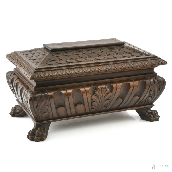 Scatola portagioie in legno intagliato poggiante su quattro piedi ferini, XX secolo, cm 17x31x18, (segni di usura, scalfiture, difetti)