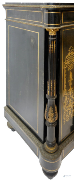 Credenza Napoleone III, fine XIX secolo, in legno ebanizzato ornato da decori dorati. Piano in ma...