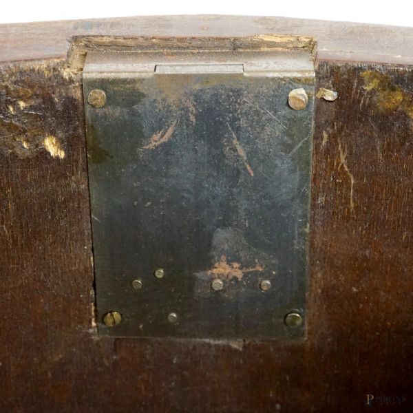 Coppia di comodini a due cassetti impiallacciati in noce con intarsi in vari legni, poggiante su ...