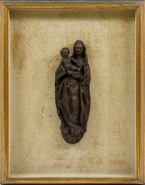 Madonna e Bambino su una falce di luna, scultura lignea, area tedesca, XIX secolo, cm h 37,5, entro cornice