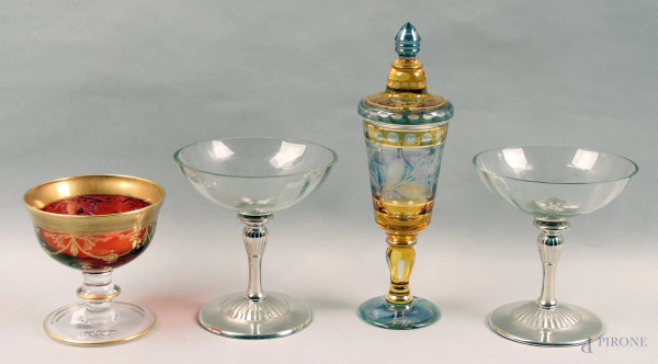 Lotto composto da due coppe in vetro e metallo e due calici in cristallo colorato, h. max 18 cm.