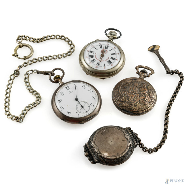 Lotto composto da un portapillole in metallo argentato, due orologi da taschino in argento e un orologio da taschino in metallo argentato, XX secolo, diametro massimo cm 5,5, (segni di usura, graffi, difetti, da revisionare)