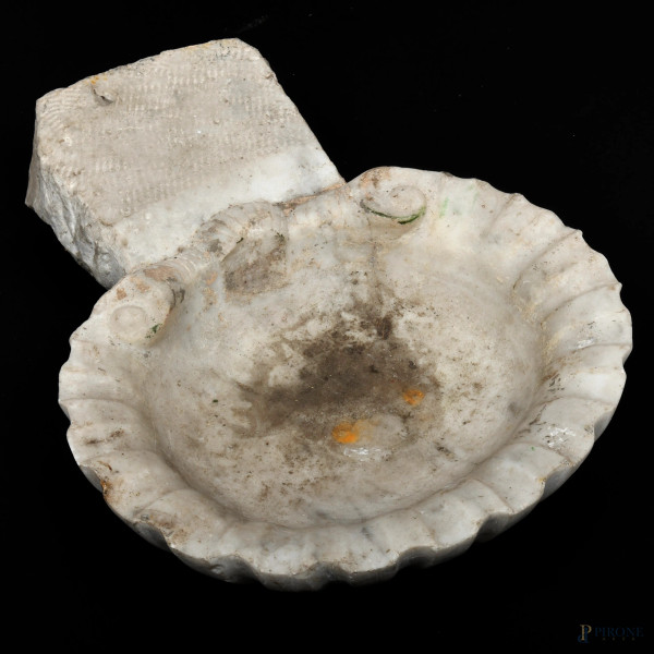 Acquasantiera in marmo, XX secolo, cm 10x37x29 , (difetti) 