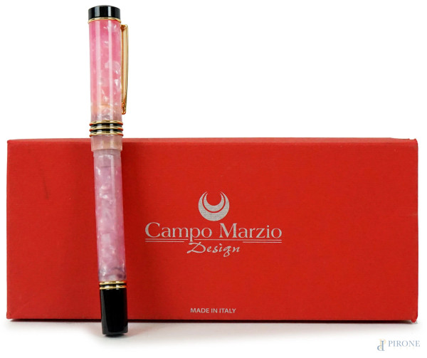 Campo Marzio design, penna a sfera rosa con finiture nere e dorate, lunghezza cm 14, entro custodia originale con certificato di garanzia.