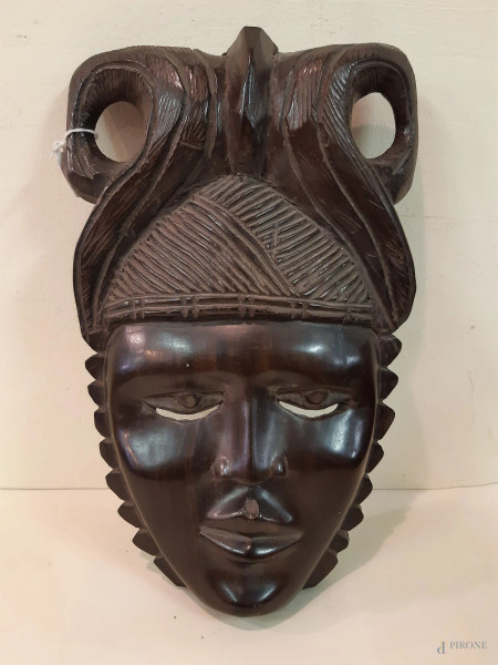 Maschera africana in legno intagliato h 33,5 cm.