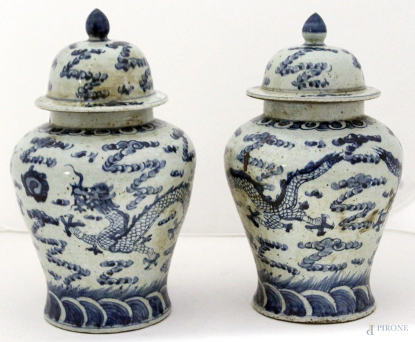 Coppia di potiches in porcellana bianca e blu a decoro di draghi, XX sec., H 39 cm.