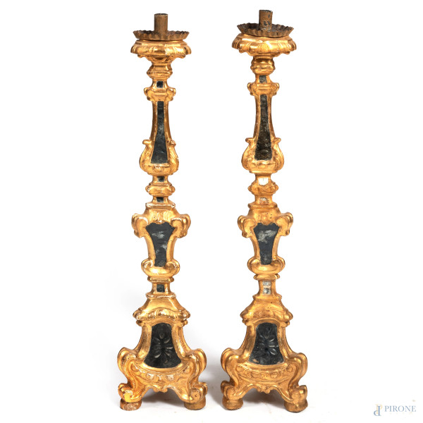 Coppia di portaceri in legno dorato con inserti in vetro e specchio, XIX secolo, altezza cm 74,5, (segni di usura, cadute di doratura, fori di tarlo, difetti)