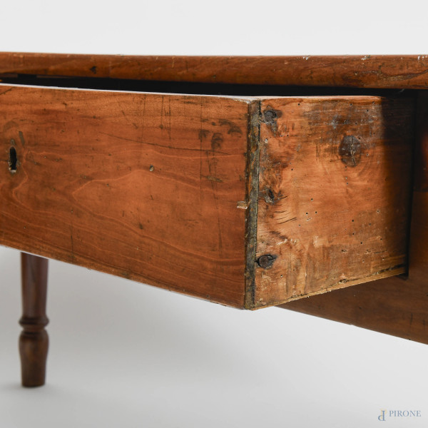 Tavolo in ciliegio a due cassetti e gambe tornite, XIX secolo, cm 80,5x206x82,5, (graffi, scalfit...