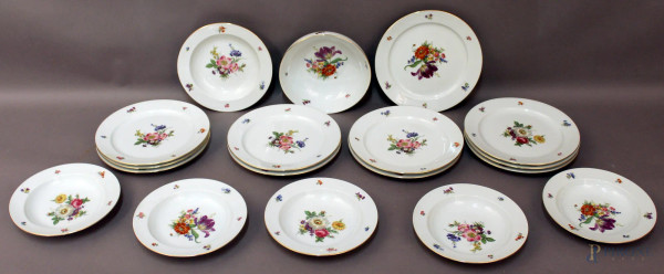 Servizio di piatti in porcellana bianca a decoro di fiori, marcata Forstemberg, composto da: undici piatti piani, sei fondi ed una insalatiera.