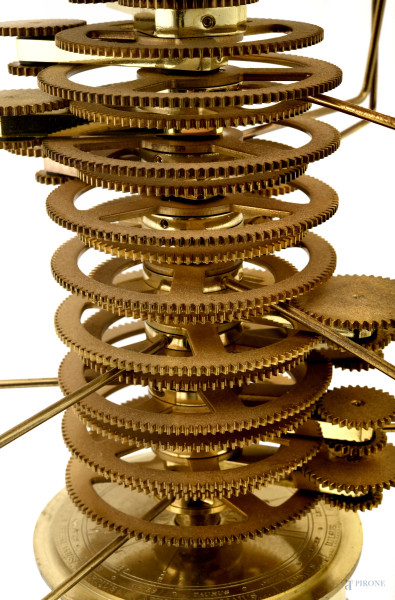 Modello a funzionamento elettrico del sistema planetario. Struttura composta da base in legno lac...