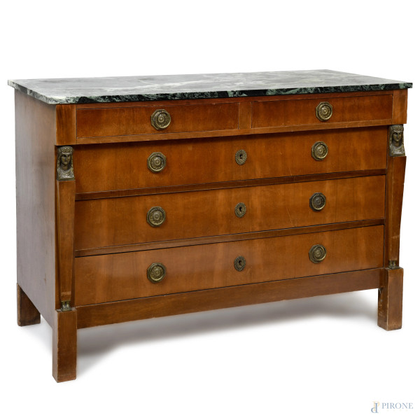 Comò stile Impero con piano in marmo verde e inserti in bronzo. Fronte scandito da coppia di cassetti affiancati e tre cassetti inferiori in colonna. XIX-XX secolo, cm 90x132x59, (segni di usura)