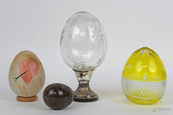 Lotto di quattro  uova in materiali diversi, alt. max cm 15, XX secolo, (difetti).