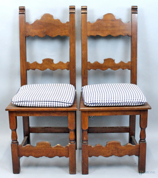 Coppia di sedie in noce intagliato, altezza cm 109, XX secolo