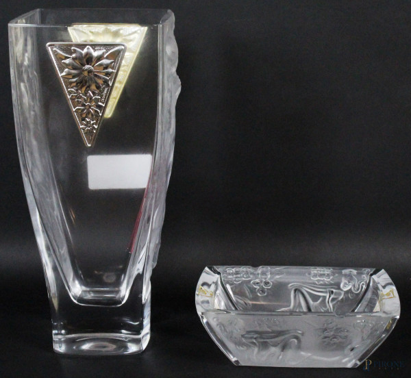 Lotto di un vaso ed un posacenere in cristallo lavorato, con applicazioni in argento, marcato Ottaviani, altezza max cm 29,5