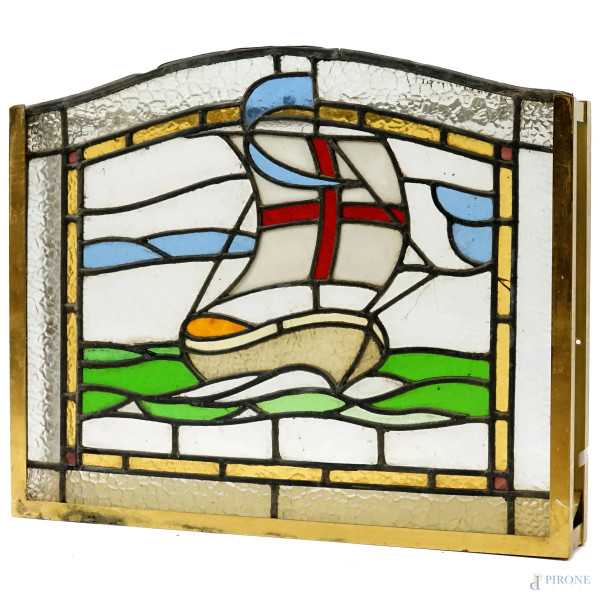 Pannello in vetro piombato con decoro policromo raffigurante veliero, struttura in metallo dorato, cm 10x51x61,5, (difetti).