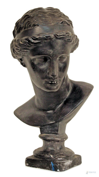 Busto di donna neoclassica, scultura in gesso, XX sec., H 53 cm.