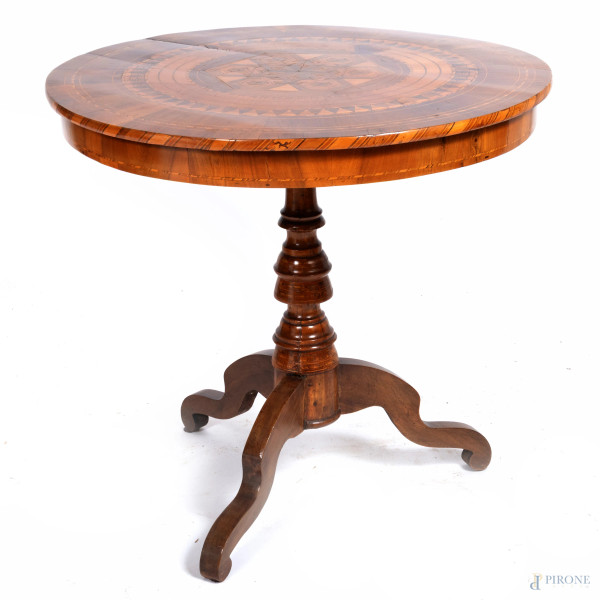 Tavolino con piano circolare in legno impiallacciato e intarsiato in varie essenze a motivi geometrici, XIX secolo, cm 75x80, (segni di usura, scalfiture, difetti)