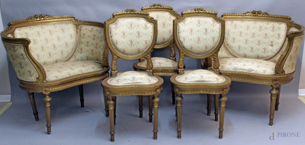 Lotto composto da due poltrone e tre sedioline di linea Luigi XVI in legno dorato ed intagliato, rivestite in stoffa fiorata, fine XIX sec.