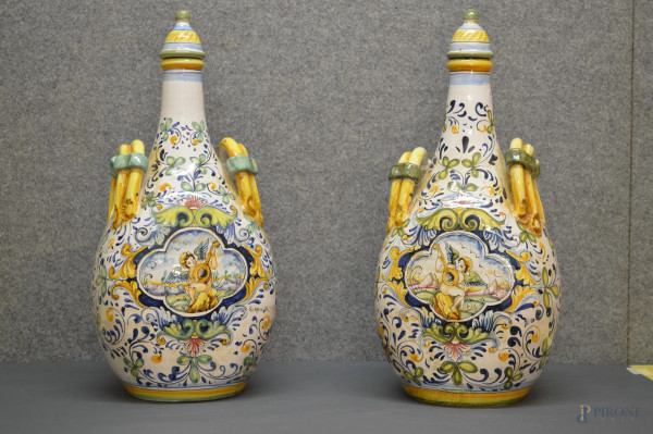 Coppia vasi in maiolica policroma a soggetti di putti musicanti, centro italia primi &#39;900, H.52 cm.
