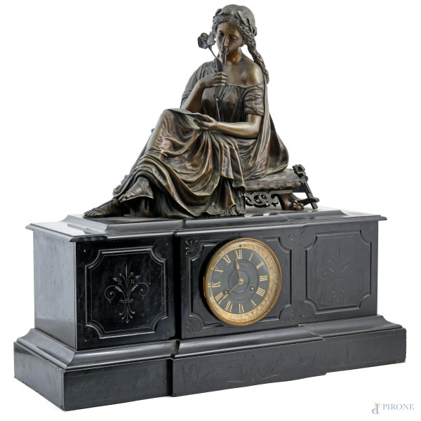 Orologio con base in marmo e scultura apicale di Saffo in bronzo. Quadrante in bronzo dorato con ...