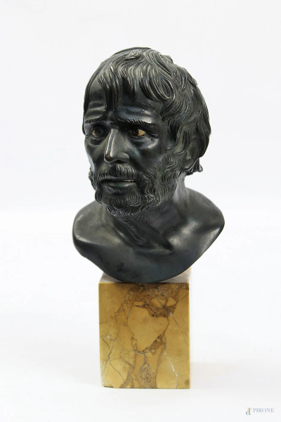 Il filosofo, scultura in bronzo, base in marmo, h 26 cm.