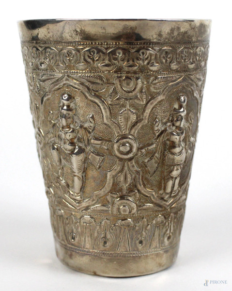 Bicchiere in argento sbalzato e cesellato a motivi di divinit&#224; indiana, altezza cm.10,5, peso gr.105, arte indina, XIX secolo.