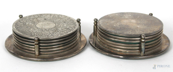 Dodici sottobicchieri in metallo argentato, decori incisi a motivi fogliacei, diametro cm. 9,5