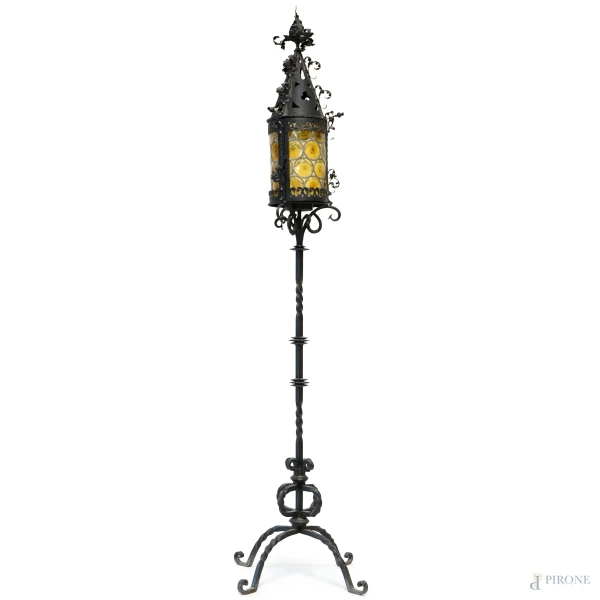 Lampada da terra in ferro battuto con laterna in vetro giallo piombato, anni '20/'30, altezza cm 210, (difetti)