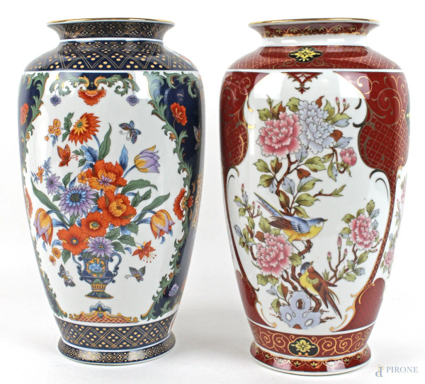 Lotto di due vasi giapponesi in porcellana policroma, a decoro di volatili e fiori, altezza cm.  28, XX secolo.