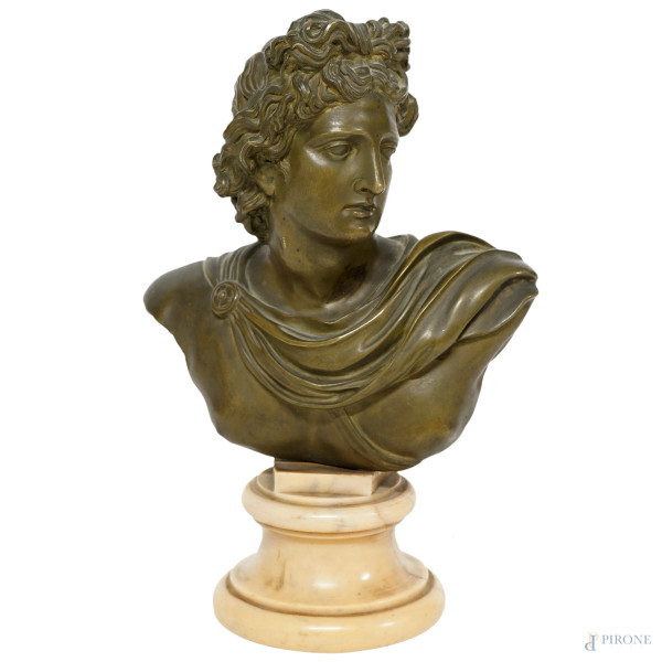 Piccolo busto in bronzo dell'Apollo del Belvedere, piedistallo in marmo, seconda metà del XIX secolo, altezza cm 23,5