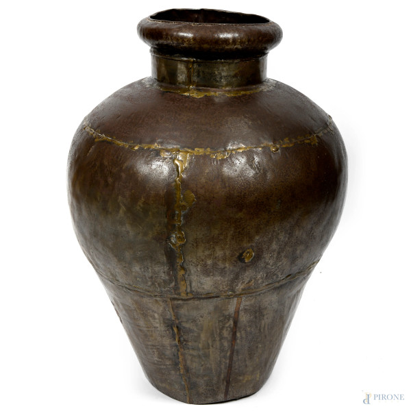 Grande vaso in rame, XX secolo, altezza cm 71, (difetti)