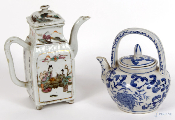 Due teiere cinesi in porcellana, con decori polcromi e in bianco/blu, marcate sotto le basi, altezza max cm. 17.