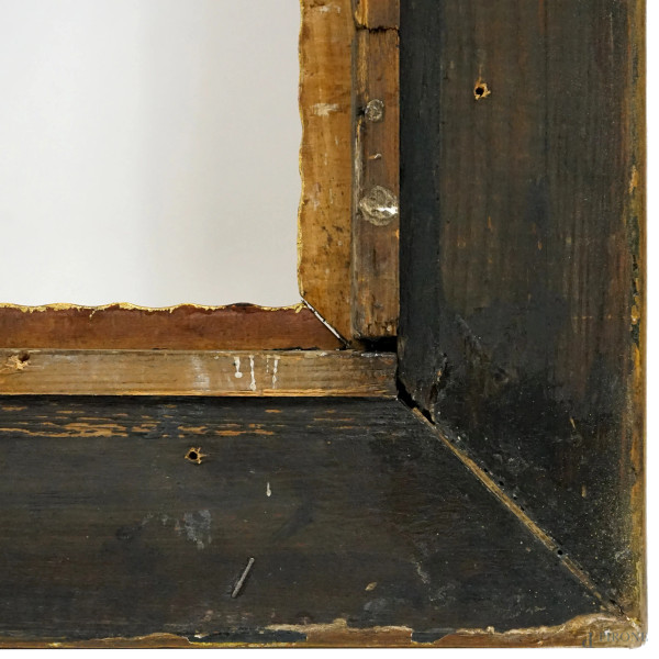 Cornice in legno dorato, XX secolo, ingombro cm 103,5x71, battente cm 87x54,5 (difetti)